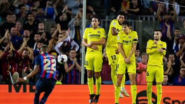 BARCELONA, 20/10/2022.- El delantero del FC Barcelona Raphinha (i) lanza una falta ante la barrera del Villarreal, durante el partido de la décima jornada de Liga en Primera División que disputan hoy jueves en el Camp Nou, en Barcelona. EFE/Enric Fontcuberta
