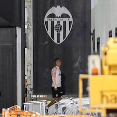 El Valencia se entrena sin Soler y con Guedes en el gimnasio
