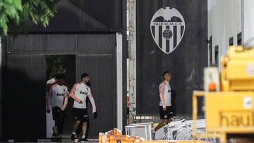 Gonçalo Guedes saltando al entrenamiento del Valencia en Paterna.