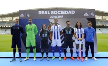 Lucieron la nueva equipación Xabi Prieto, Carlos Vela, Imanol Agirretxe, Toño Ramírez y Juanmi.