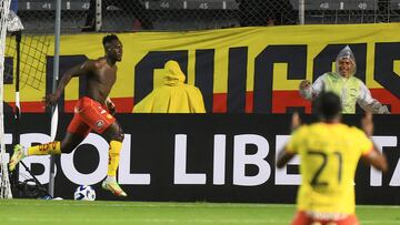 AME9012. QUITO (ECUADOR), 05/04/2023.- Erick Castillo (i) de Aucas celebra su gol hoy, en un partido de la fase de grupos de la Copa Libertadores entre Aucas y Flamengo en el estadio Chillogallo in Quito (Ecuador). EFE/ José Jácome