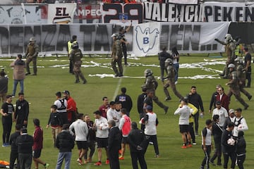 Así se vivió el tradicional Arengazo horas antes del Superclásico. El final tuvo algunos incidentes por la presencia de hinchas en la cancha. Carabineros intervino.