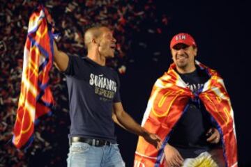 La celebración fue multitudinaria. Las calles se llenaron de rojo y blanco y los jugadores lo celebraron a lo grande en la fuente de Neptuno que últimamente tenía muchas visitas. En imagen, el Cholo con Germán Burgos.