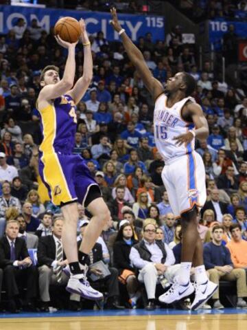 Ryan Kelly lanza ante Reggie Jackson.