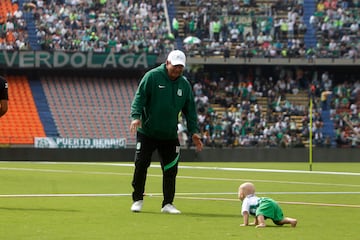 El técnico de Atlético Nacional, Hernán Darío Herrera, vivió un momento especial en la práctica previa a la final. Acompañado de su familia, donde su nieto Nicolás Villamil Herrera fue gran protagonista.