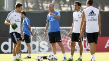 DE CORTO. Zidane no puedo resistirse y quiso participar como uno más en el entrenamiento de los blancos.
