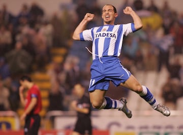 El jugador nacido en Santader jugó desde 2003 hasta 2006 en el club gallego. Disputando 90 partidos oficiales. En su última temporada fue cuando anotó más goles en una misma campaña (11 de los 22 que anotó como deportivista). 