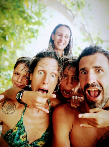 Ibon, junto a sus hijos y a su mujer.