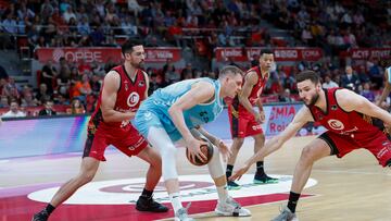 ZARAGOZA, 17/03/2024.- El pívot estadounidense del Casademont Zaragoza Mitchell Watt (i) defiende al pivot letón del Zunder Palencia Anzejs Pasecniks (2i), durante el partido de Liga Endesa de baloncesto que se disputa este domingo en Zaragoza. EFE/ Javier Belver
