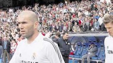 <b>EL MAESTRO SE DESPIDE. </b>Zidane repetirá hoy por última vez esta escena en el Bernabéu. Beckham tardará algún año más...
