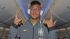 Neymar con sus cascos escuchando m&uacute;sica