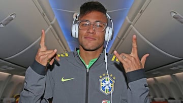 Neymar con sus cascos escuchando m&uacute;sica