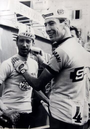 Felice Gimondi afeitando a Julio Jiménez en Giro de 1966 