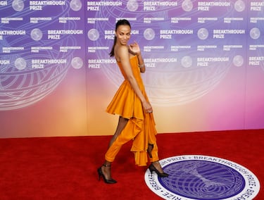 Zoe Saldaña posa en la alfombra roja de la 12.ª ceremonia de entrega del premio Breakthrough en el Barker Hangar de Santa Mónica, California.