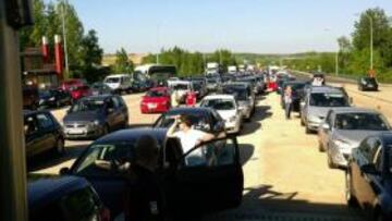 La marea rojiblanca colapsa la carretera de Burgos