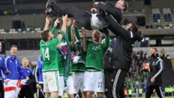 Michael O'Neill es manteado por sus jugadores tras certificarse la clasificación de Irlanda del Norte para la Eurocopa.