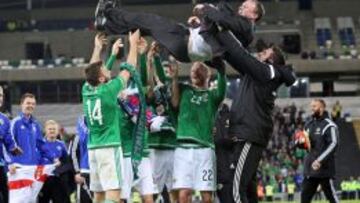 Michael O&#039;Neill es manteado por sus jugadores tras certificarse la clasificaci&oacute;n de Irlanda del Norte para la Eurocopa.