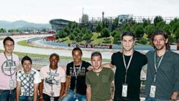 <b>COMO BÓLIDOS. </b>Fredson, David, Coro, Ewerthon, Valdo, Ángel, Torrejón y Jarque estuvieron viendo la sesión de entrenamientos libres del Gran premio de España de F1.