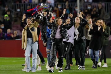 Las jugadoras del femenino celebran el título de Liga conseguido solo unas horas antes.