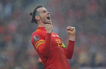 Which clubs have been offered the chance to sign Gareth Bale?