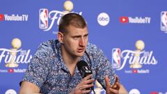 Miami (United States), 09/06/2023.- Denver Nuggets center Nikola Jokic responds to questions during the press conference after game four of the NBA Finals between the Denver Nuggets and Miami Heat at Kaseya Center in Miami, Florida, USA, 09 June 2023. (Baloncesto, Estados Unidos) EFE/EPA/RHONA WISE SHUTTERSTOCK OUT
