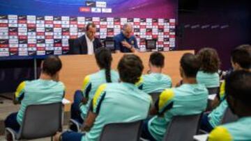 Sandro Rosell y Andoni Zubizarreta, durante la comparecencia de prensa en la que anunciaron la renuncia de Tito Vilanova.