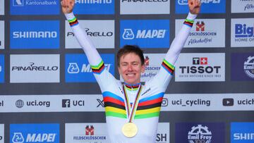Cycling - UCI World Championships 2024 - Men's Elite Road Race - Zurich, Switzerland - September 29, 2024 Gold medallist Slovenia's Tadej Pogacar celebrates on the podium REUTERS/Denis Balibouse