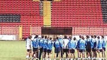<b>ATENTOS A BOSNIA. </b>La Selección recibió las penúltimas instrucciones de Luis en el estadio Bilino Polje.