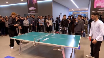 Alcaraz vence a Sinner en su primer duelo de 2026... en tenis de mesa