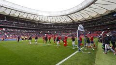 Los equipos salen al campo. 