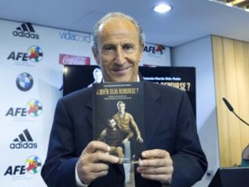 Numerosas personalidades del mundo del deporte han arropado a Petón en la presentación de ¿Quién dijo rendirse?, su libro sobre Carlos Matallanas, al que Fernando Torres pone como ejemplo por su "humildad, compromiso y espíritu competitivo".