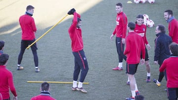 Diego Costa se divirtió en el entrenamiento previo al Atlético-Sevilla.