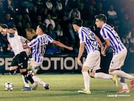 Marcos Fernández de espaldas a tres contrarios.