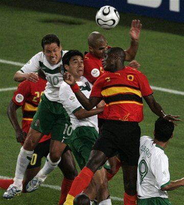 Antes de la justa de Alemania 2006, México sólo tuvo dos juegos de preparación entre marzo y abril. El primero de ellos fue el 1 de marzo en Frisco con victoria por la mínima ante Ghana, gracias al solitario gol del Guille Franco. 28 días más adelante, derrotó a Paraguay por 2-1 en Chicago, la noche en la que Omar Bravo se ganó su boleto a la máxima justa con un doblete.