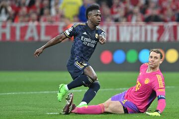 Vinicius Junior bate a Neuer tras recibir un pase preciso de Toni Kroos. El momento en el que el portero alemán se ve batido por el delantero  brasileño, adelantando al Real madrid en la eliminatoria.