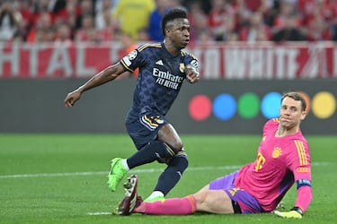 Vinicius Junior bate a Neuer tras recibir un pase preciso de Toni Kroos. El momento en el que el portero alemán se ve batido por el delantero  brasileño, adelantando al Real madrid en la eliminatoria.