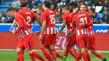 Los jugadores del Atlético festejan el tanto de Gameiro de penalti.