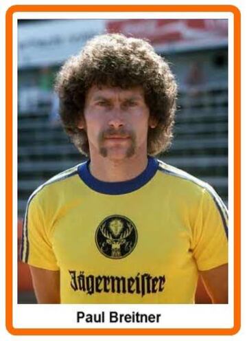 En 1977 ficha por el Eintracht Braunschweig