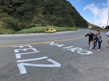 En su cumpleaños, Nairo Quintana fue sorprendido por sus seguidores en el Alto de la Línea. 