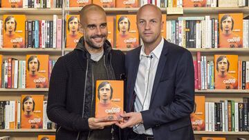 Guardiola con Jordi Cruyff en la presentación de la biografía de Johan Cruyff.