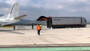 El McLaren MCL33 fotografiado en el aeropuerto de Navarra.
