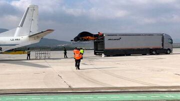 El McLaren MCL33 fotografiado en el aeropuerto de Navarra.