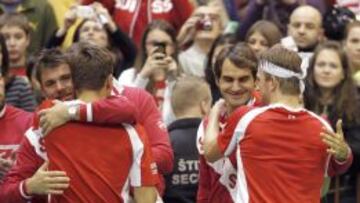 Los suizos Stanislas Wawrinka, Roger Federer, Marco Chiudinelli y Michael Lammer celebran la victoria ante Serbia en la Copa Davis.