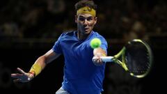 Rafael Nadal devuelve una bola ante Nick Kyrgios en el Fast4Showdown en el Qudos Bank Arena de Sydney, Australia.