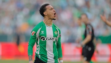 Antony marcó el 1-0 pero al final del partido se encaró con varios aficionados del Betis.