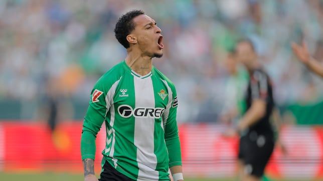 Antony y Cucho se enfrentan a varios aficionados del Betis