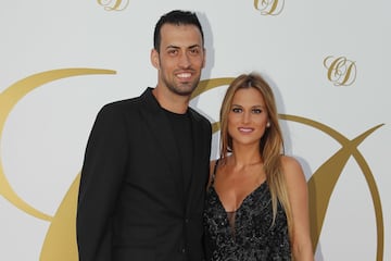 Tras la boda que tuvo lugar en mayo, la pareja ha celebrado en la isla pitiusa una gran fiesta con todos su amigos. En la foto, Sergio Busquets y su mujer Elena Galera.