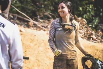 Es la primera vez que una chica se anima a tirarse por los saltos del Dark Fest. CJ Selig, una joven rider de California, dejó momentos para el recuerdo. No solo por ser una pionera en el MTB, sino por las ganas y la engorilada que llevaba. 