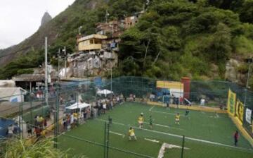 La Copa del Pueblo, se celebra entre los barrios pobres, en la barriada de Santa Marta, en Río de Janeiro. Cerca de 10 barrios pobres participaron en el evento deportivo organizado por la República Popular de Comité para la Copa Mundial y los Juegos Olímpicos, una colección de los activistas de la sociedad civil y los movimientos obreros, para protestar contra los efectos de la especulación inmobiliaria causada por el flujo de capital que acompaña a la Copa Mundial 2014 y Juegos Olímpicos de 2016.