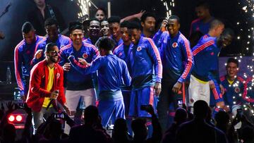 Colombian national football team players dance with singer Maluma (L) during the farewell exhibition game ahead of the upcoming FIFA World Cup Russia 2018 tournament, at the Campin stadium in Bogota, on May 25, 2018.  / AFP PHOTO / Luis Acosta